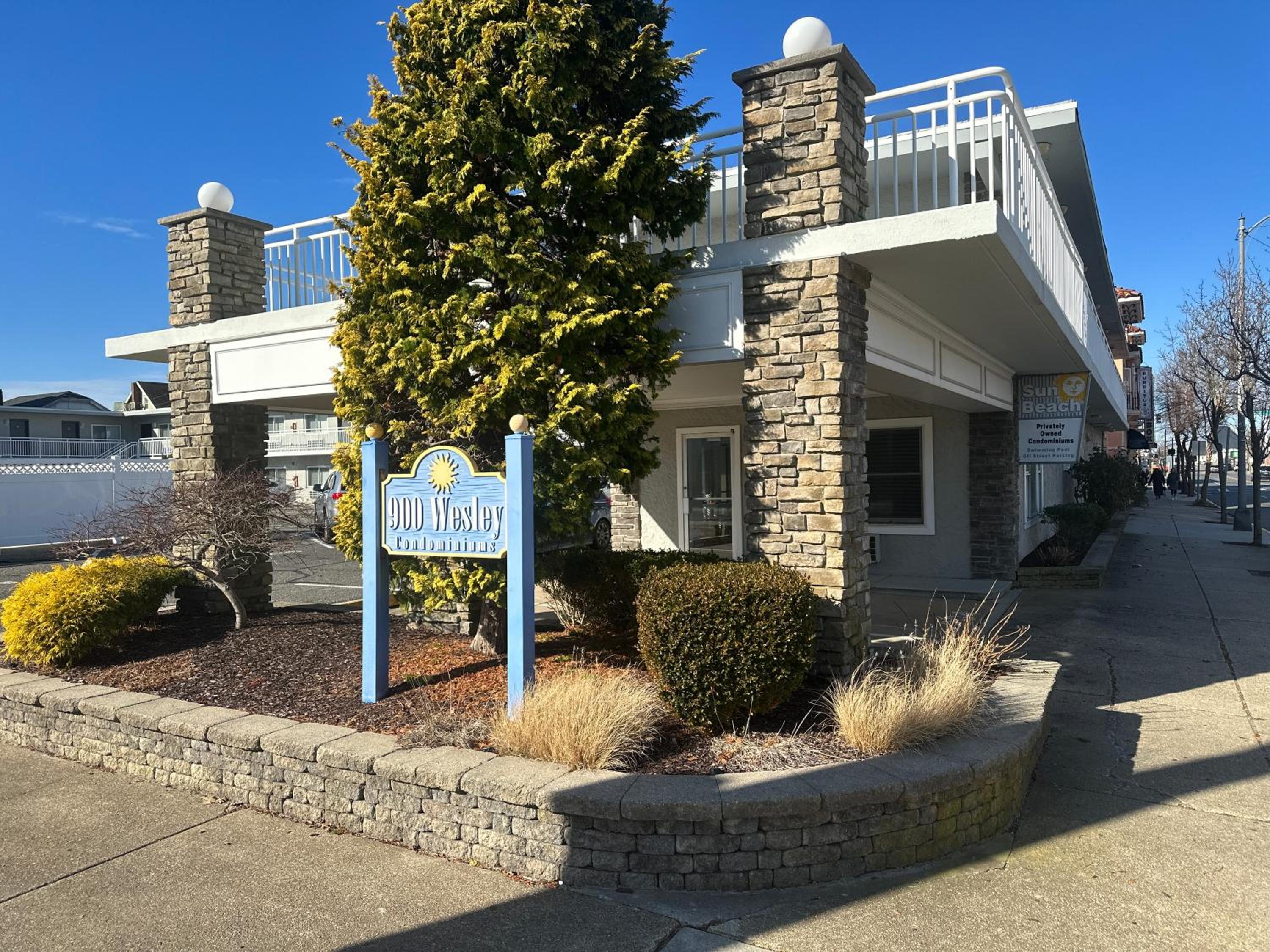 Beautiful Condo Sleeps 4- Only 2 Blocks From Beach view 2
