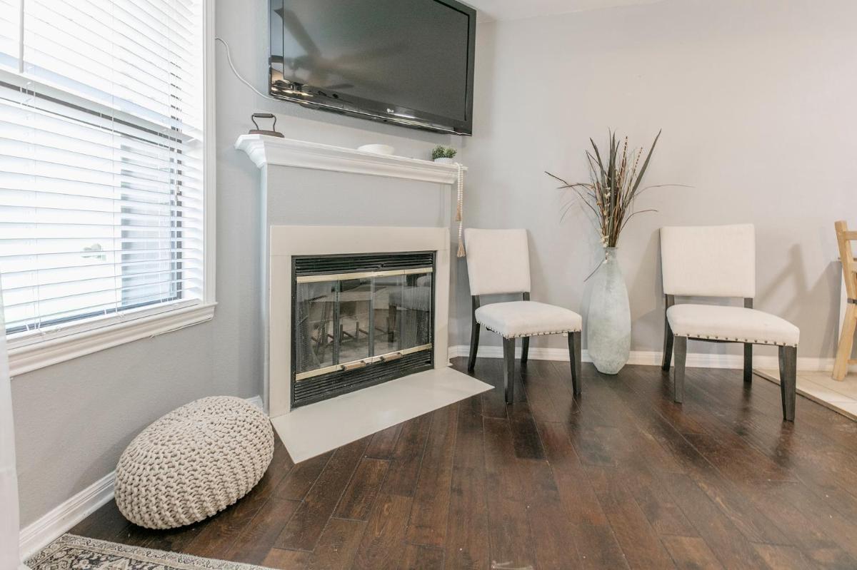 Modern, Cozy Couple's Getaway with Relaxing Patio! view 4