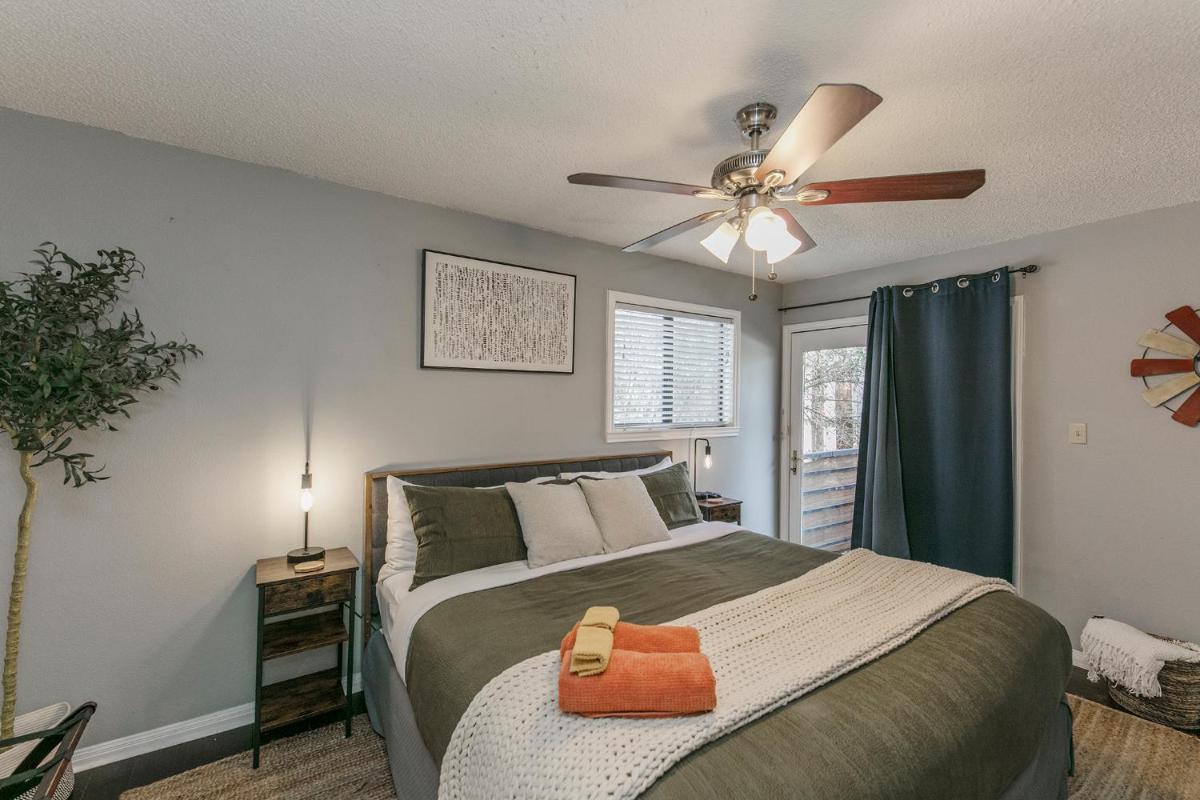 Modern, Cozy Couple's Getaway with Relaxing Patio! view 2