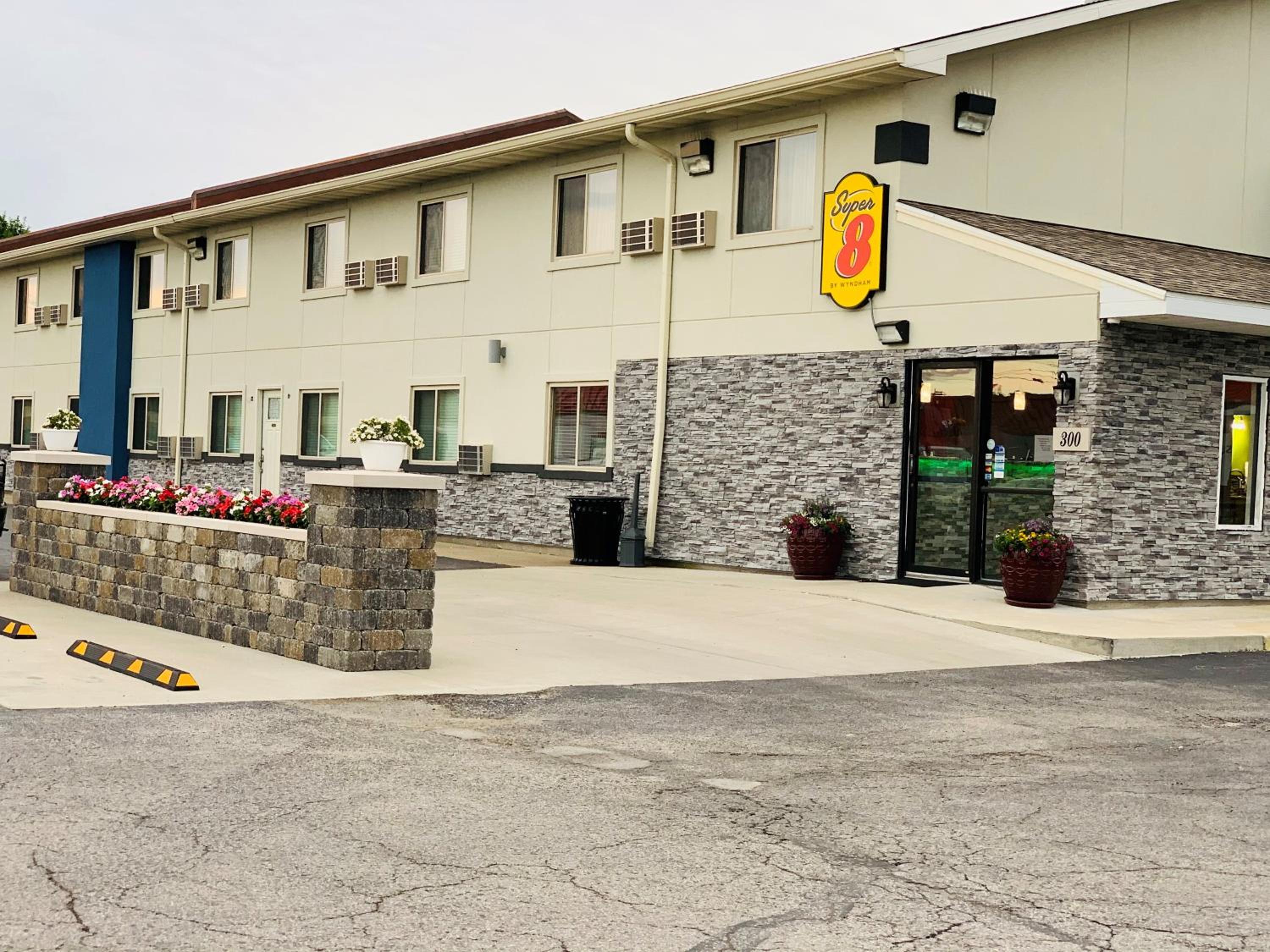 Super 8 by Wyndham Moberly MO view 5