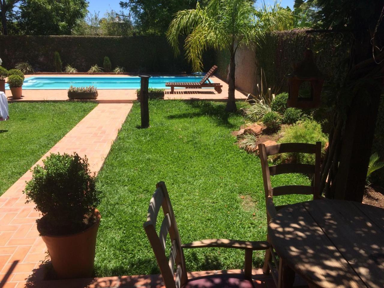 Residência familiar com piscina e área de lazer