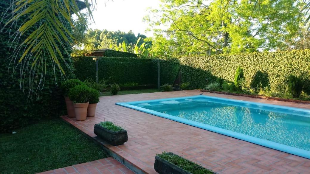 Residência familiar com piscina e área de lazer