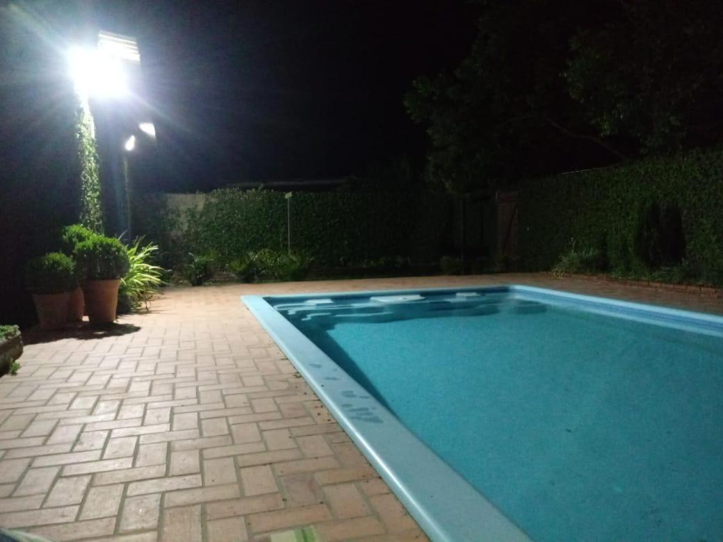 Residência familiar com piscina e área de lazer