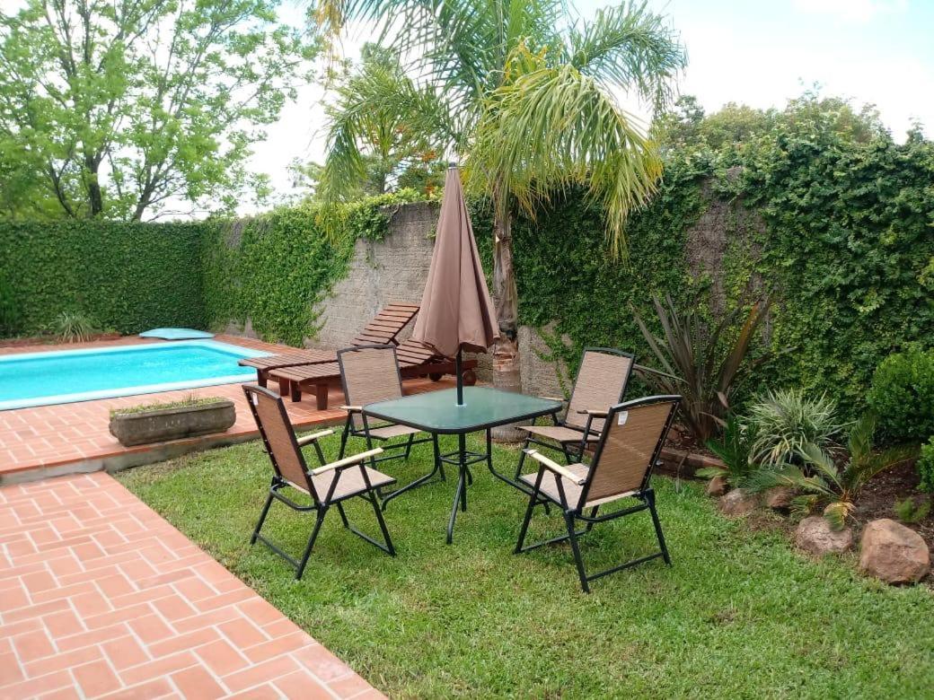 Residência familiar com piscina e área de lazer