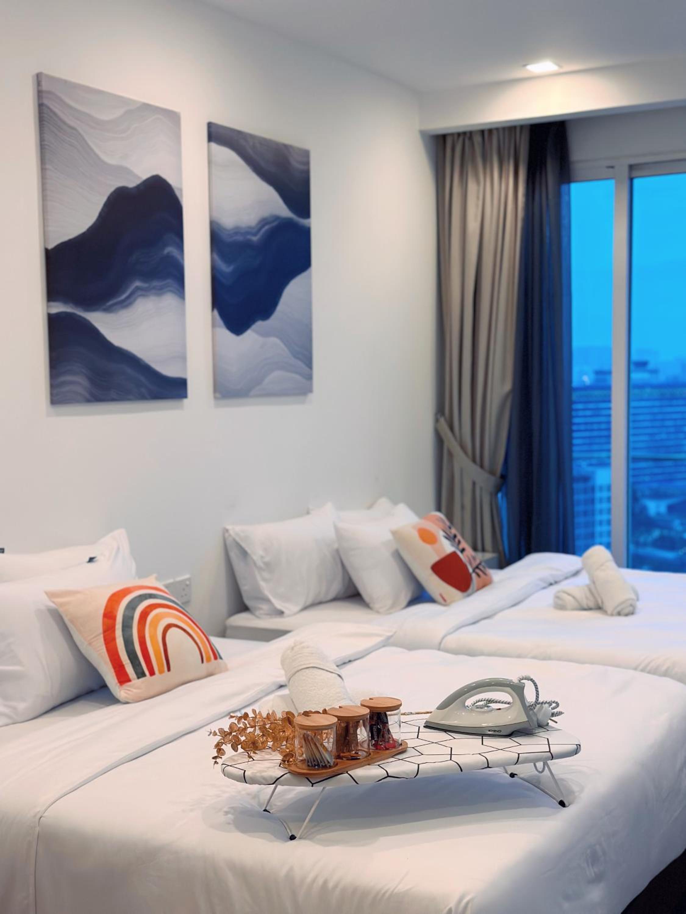 LUX SUITES KL City Pavilion Bukit Bintang with INFINITY POOL