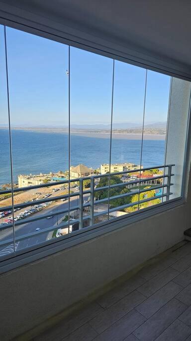 Frente a la playa. Vista al mar.