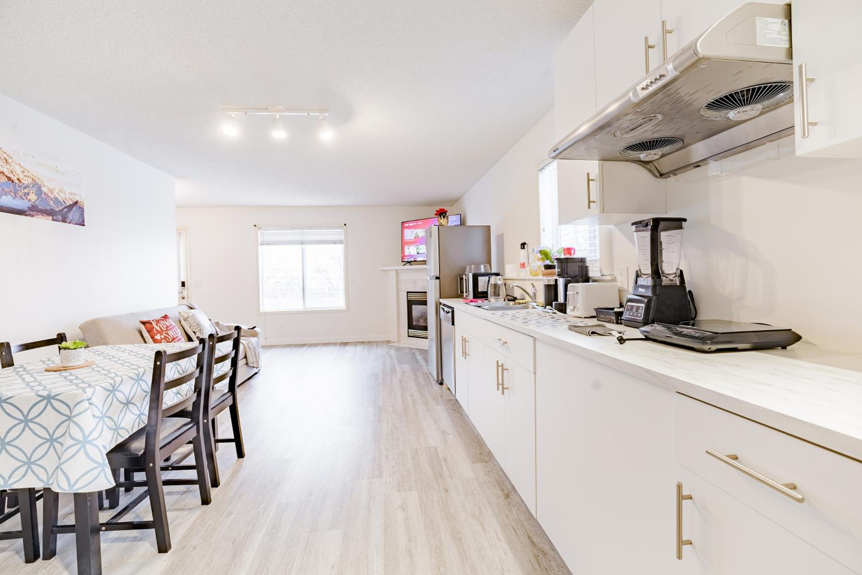Walkout Basement Suite, 2 BDR 4BD, Bright and Spacious