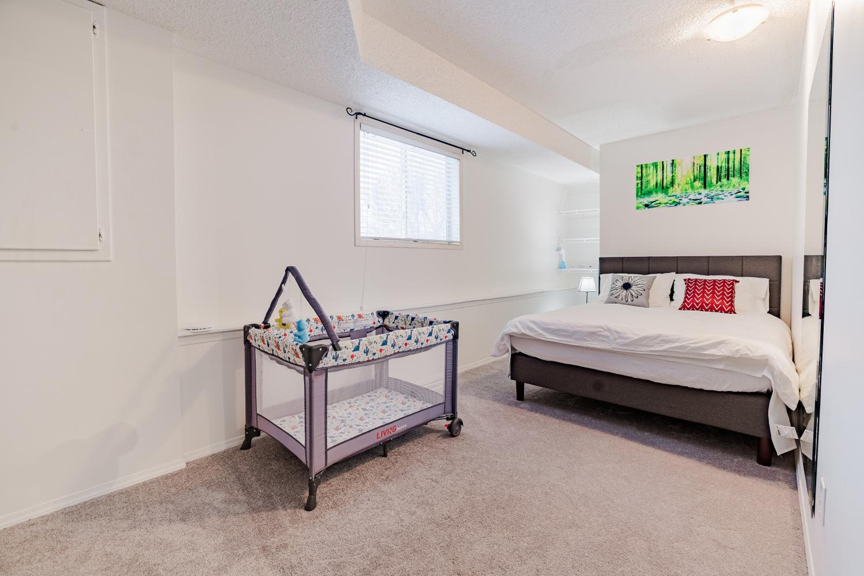 Walkout Basement Suite, 2 BDR 4BD, Bright and Spacious