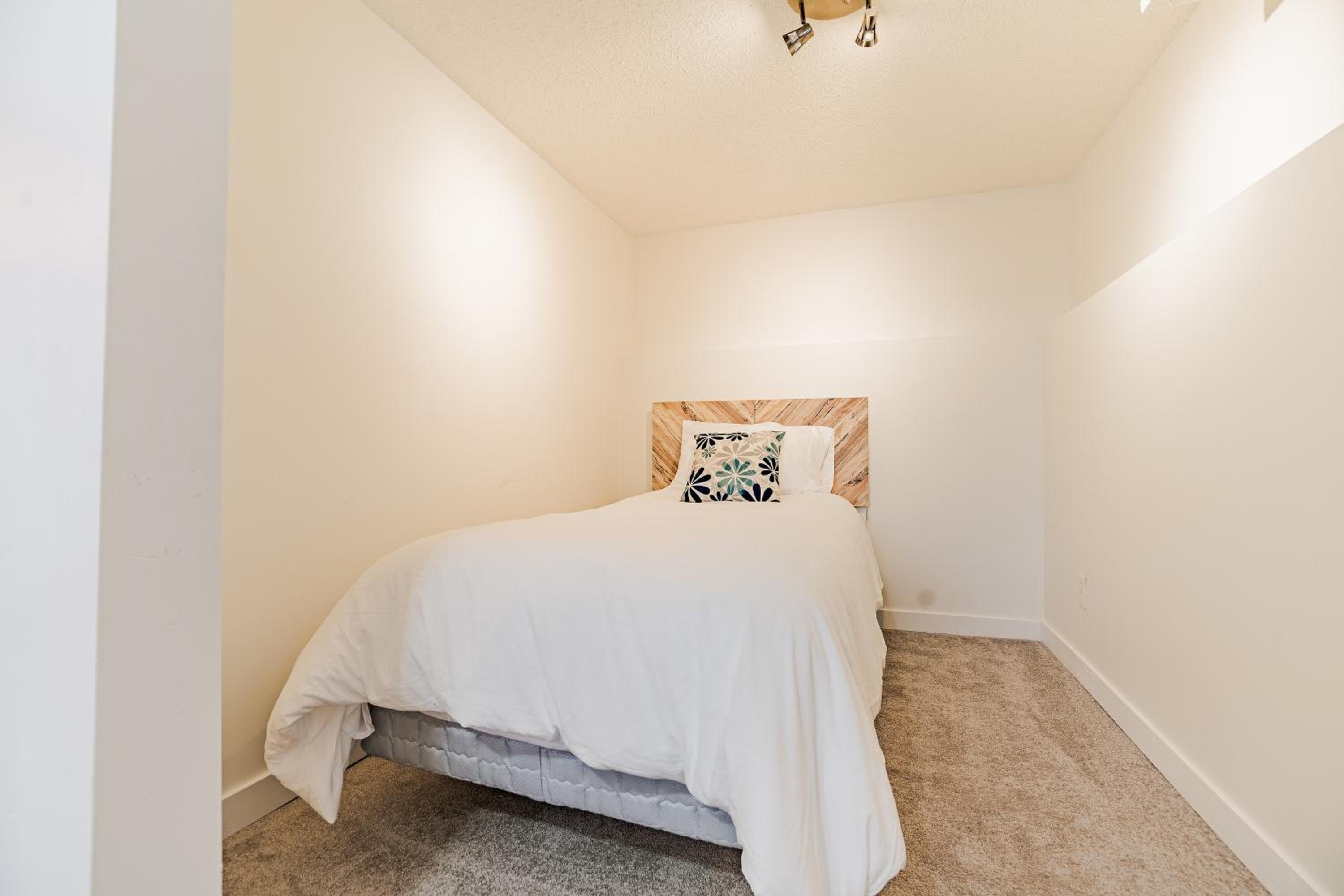 Walkout Basement Suite, 2 BDR 4BD, Bright and Spacious