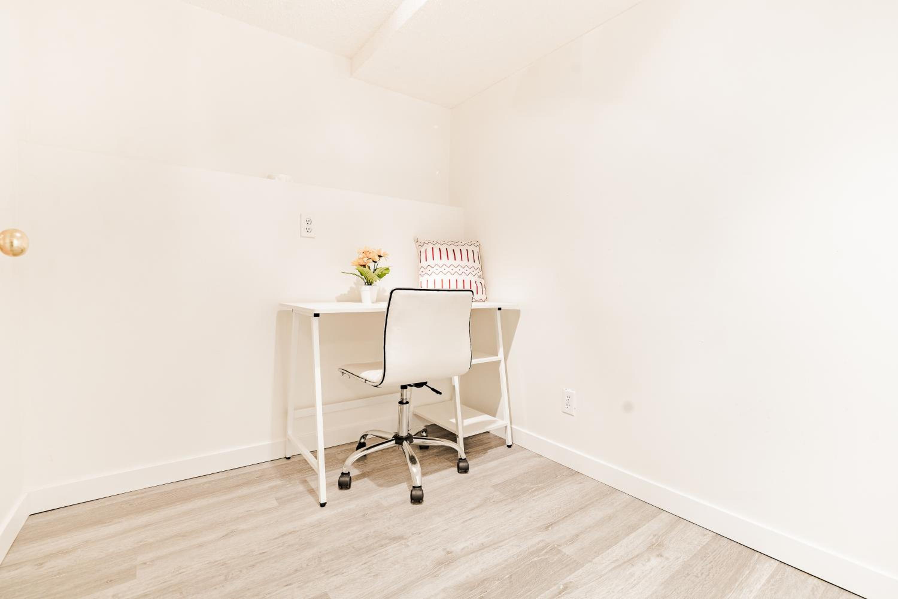 Walkout Basement Suite, 2 BDR 4BD, Bright and Spacious