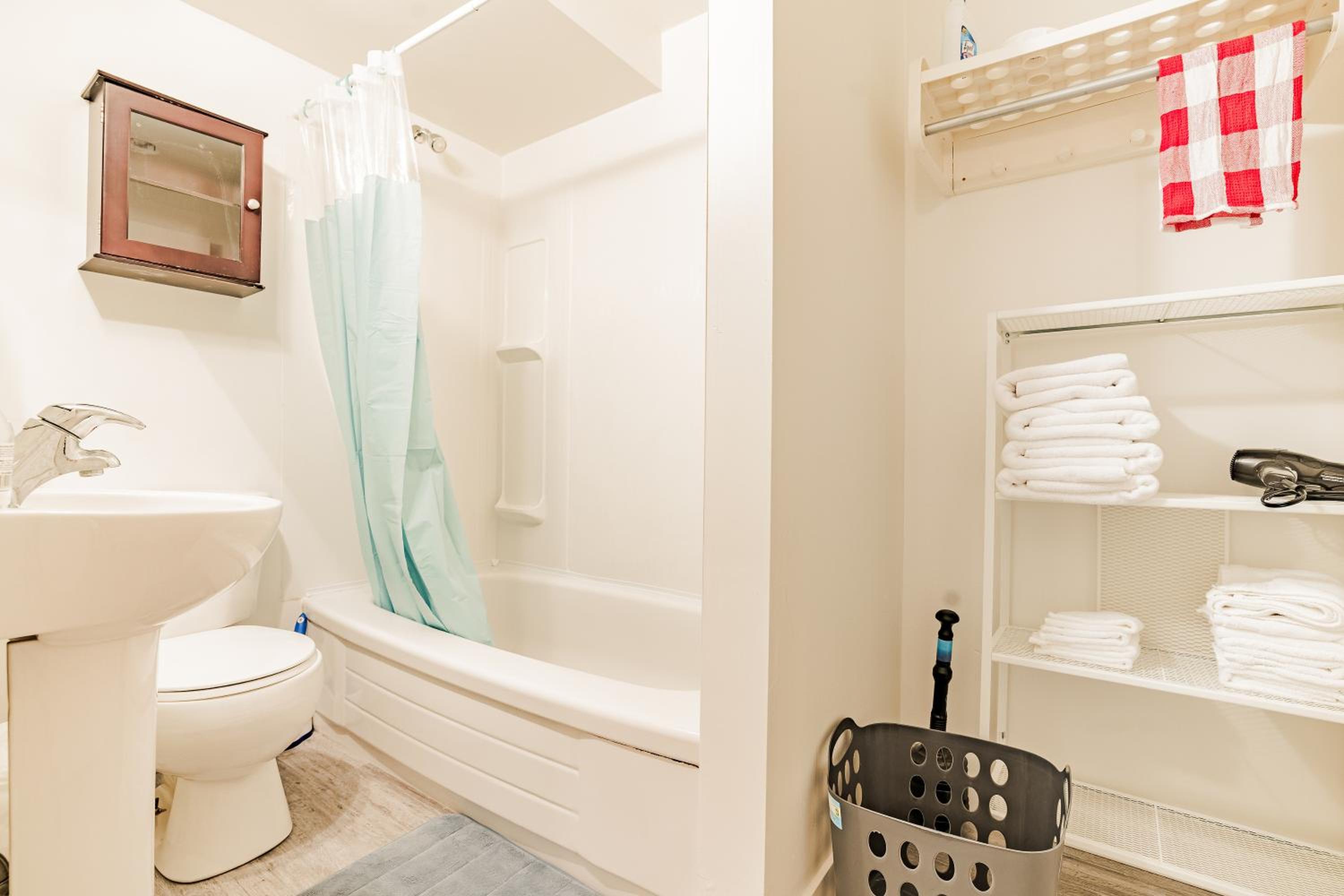Walkout Basement Suite, 2 BDR 4BD, Bright and Spacious