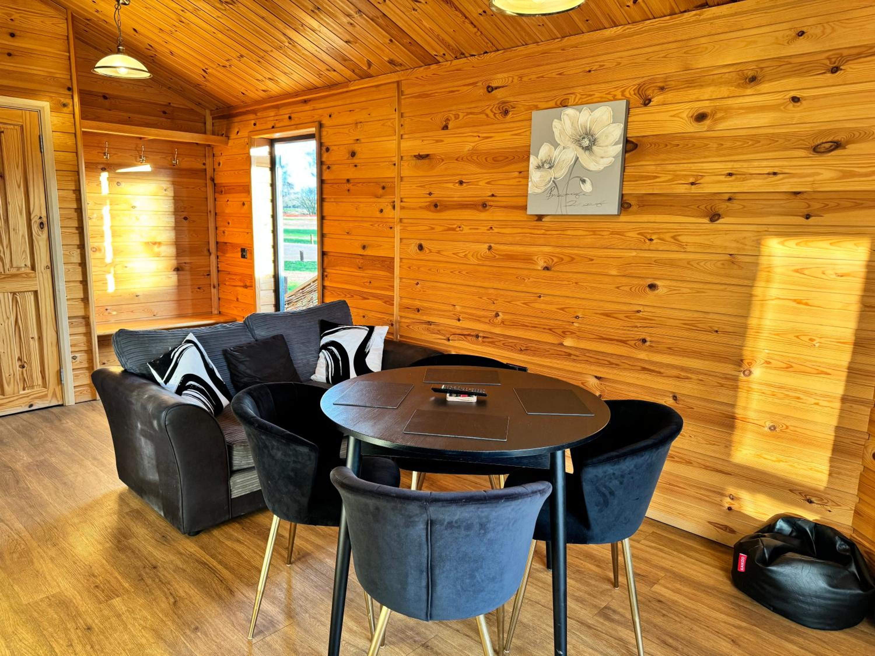 Kings Lynn Vacations - Woodlakes Park By Liv Retreats - Property Image 14