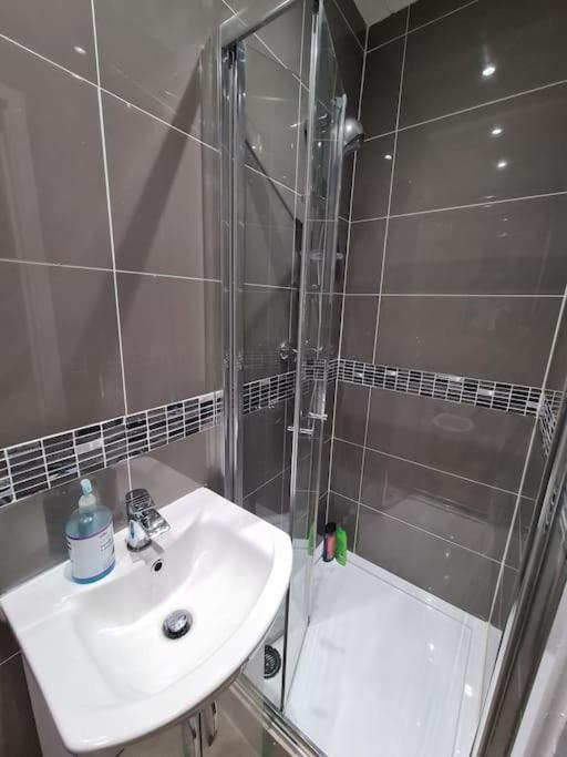 West Drayton Vacations - Cheerful 4/5 bed house - Heathrow - Property Image 1