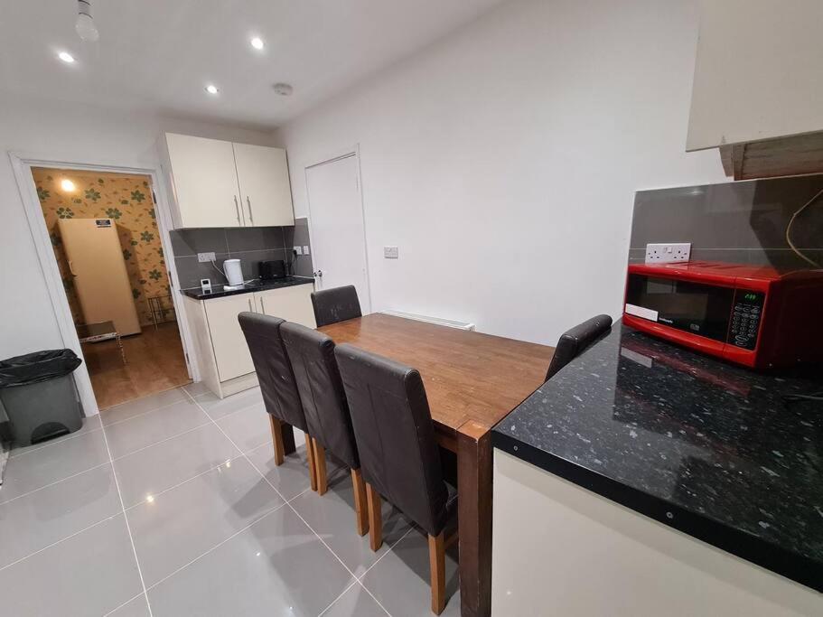 West Drayton Vacations - Cheerful 4/5 bed house - Heathrow - Property Image 3