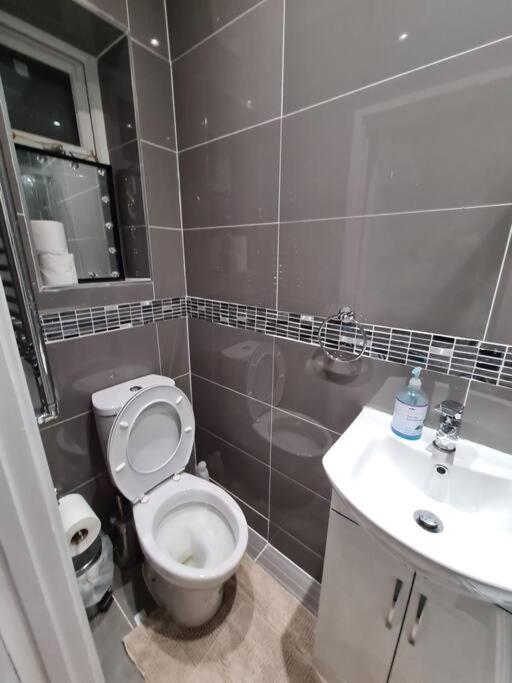 West Drayton Vacations - Cheerful 4/5 bed house - Heathrow - Property Image 4