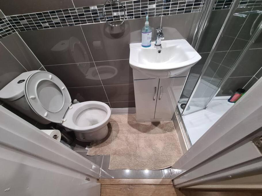 West Drayton Vacations - Cheerful 4/5 bed house - Heathrow - Property Image 15