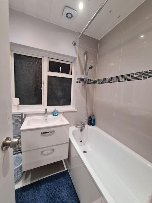 West Drayton Vacations - Cheerful 4/5 bed house - Heathrow - Property Image 14