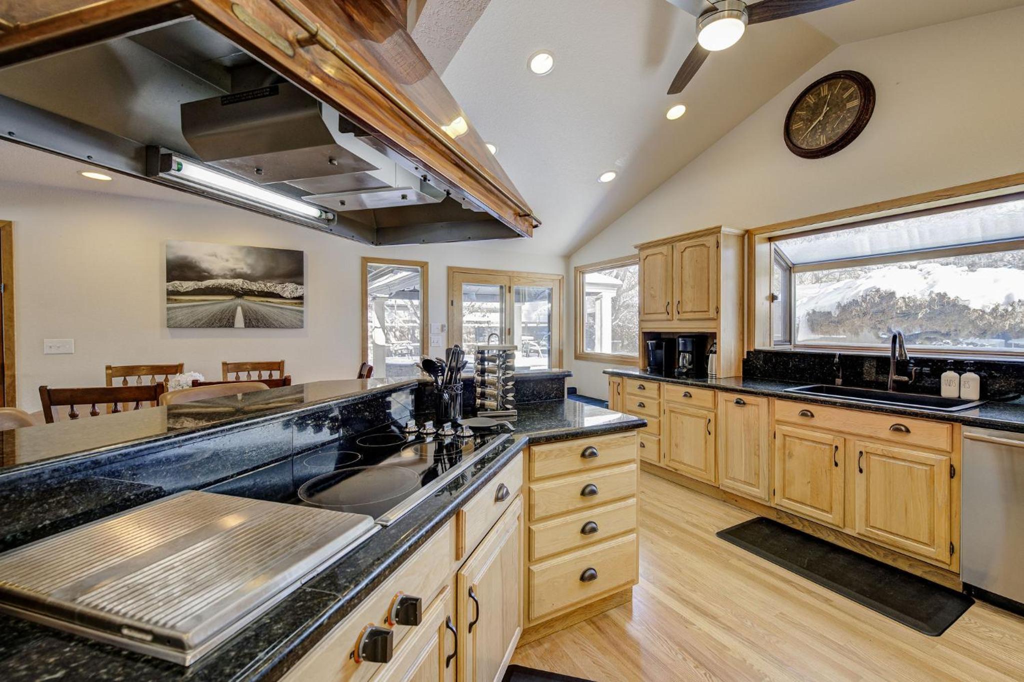 East Wenatchee Oasis 4BR, Pool, Hot Tub, Loop Trail