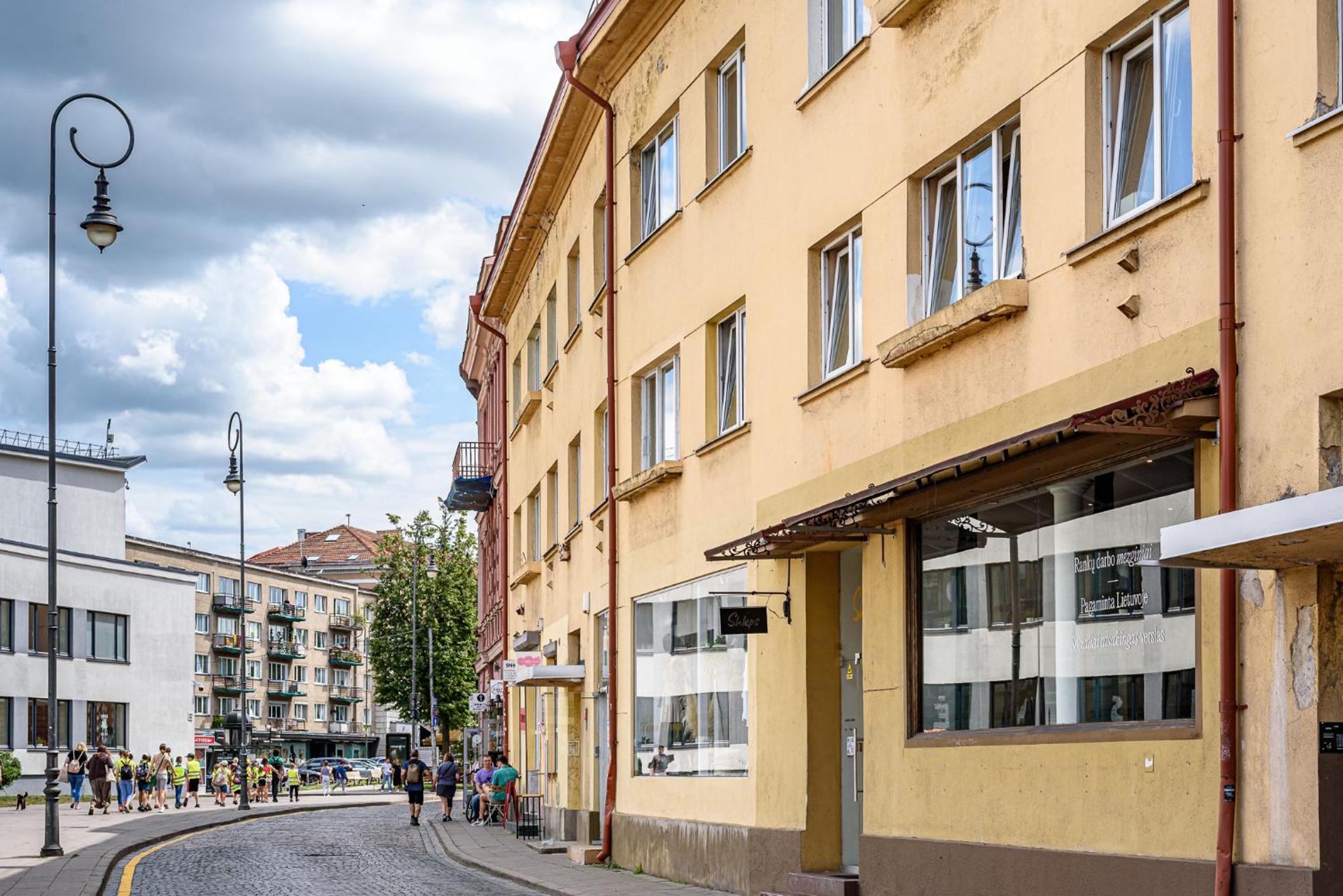 Jacuzzi apartments x Free parking x SELF CHECK-IN 24x7 by H&H