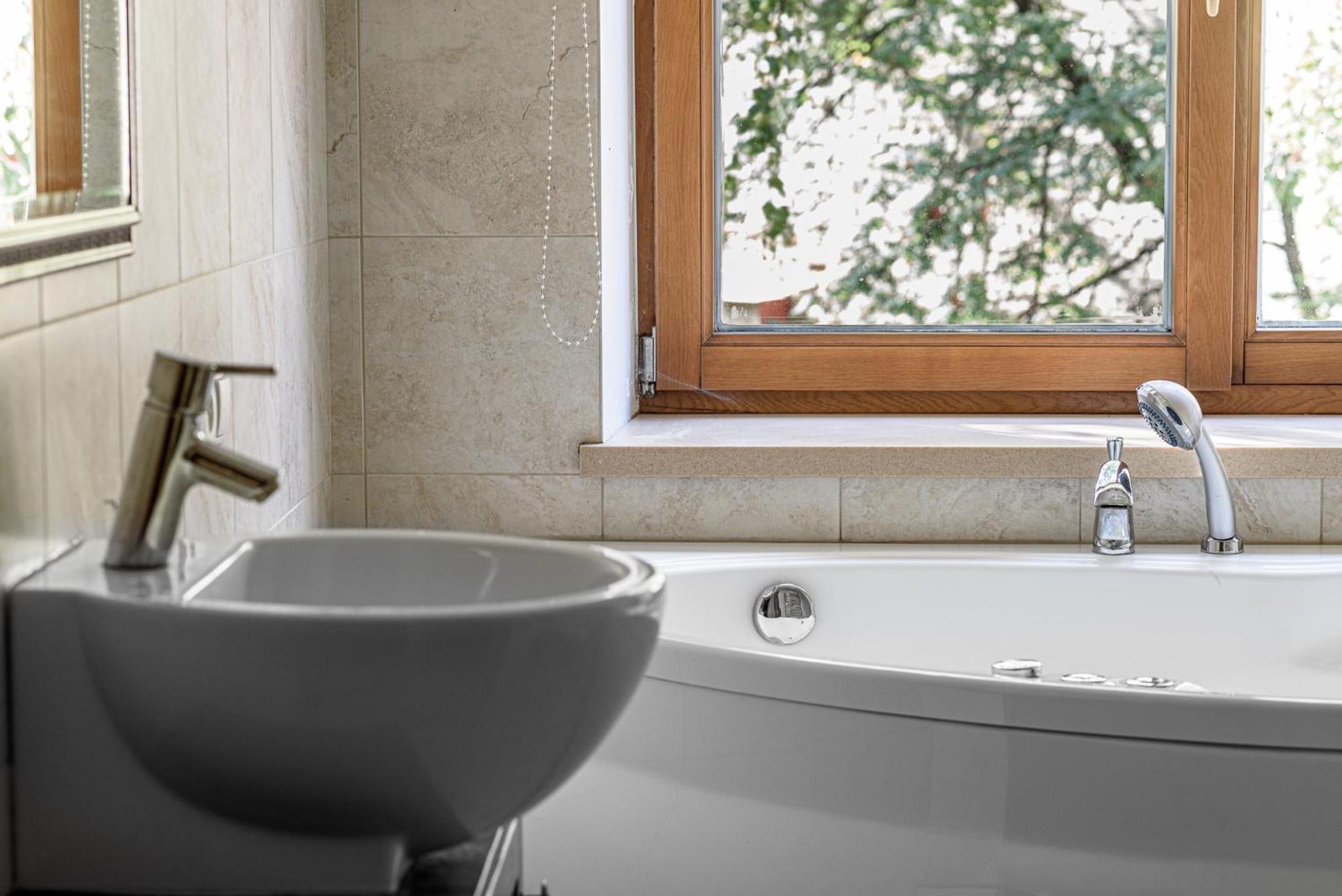 Jacuzzi apartments x Free parking x SELF CHECK-IN 24x7 by H&H