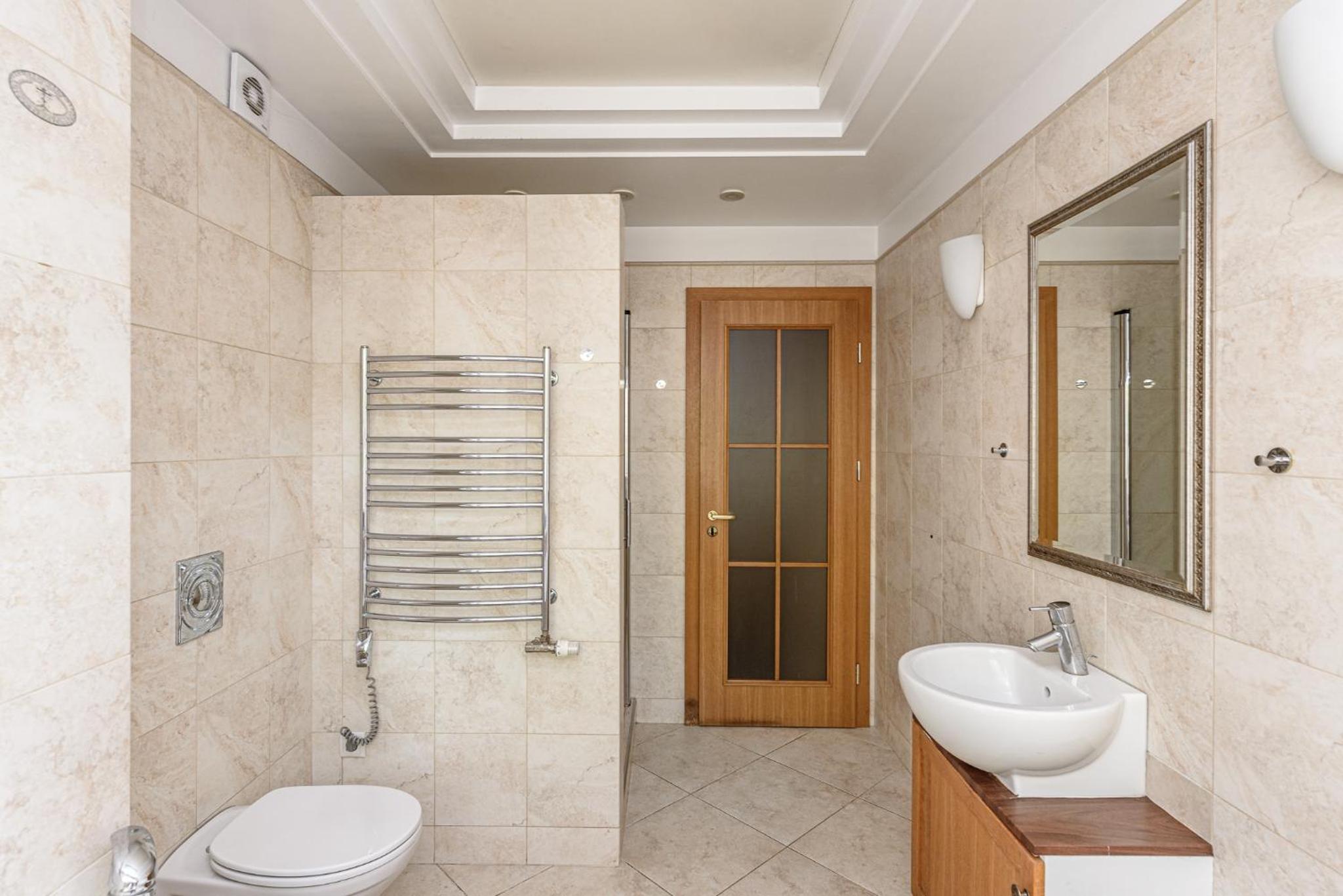 Jacuzzi apartments x Free parking x SELF CHECK-IN 24x7 by H&H