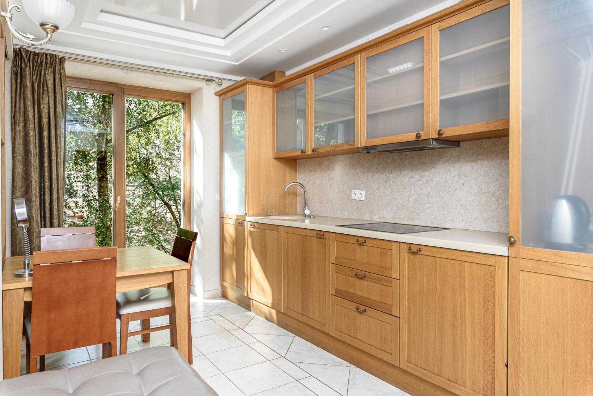 Jacuzzi apartments x Free parking x SELF CHECK-IN 24x7 by H&H
