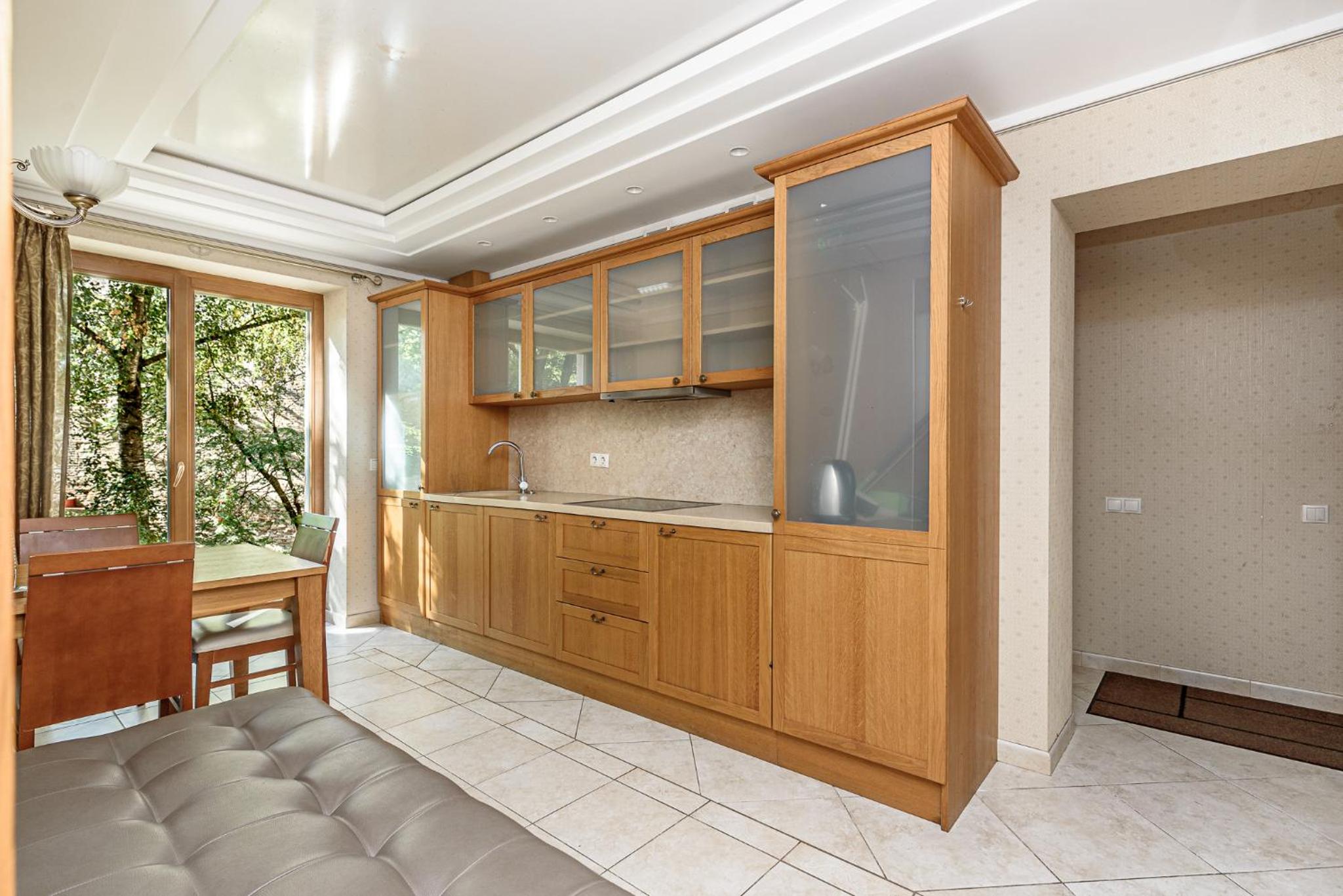 Jacuzzi apartments x Free parking x SELF CHECK-IN 24x7 by H&H