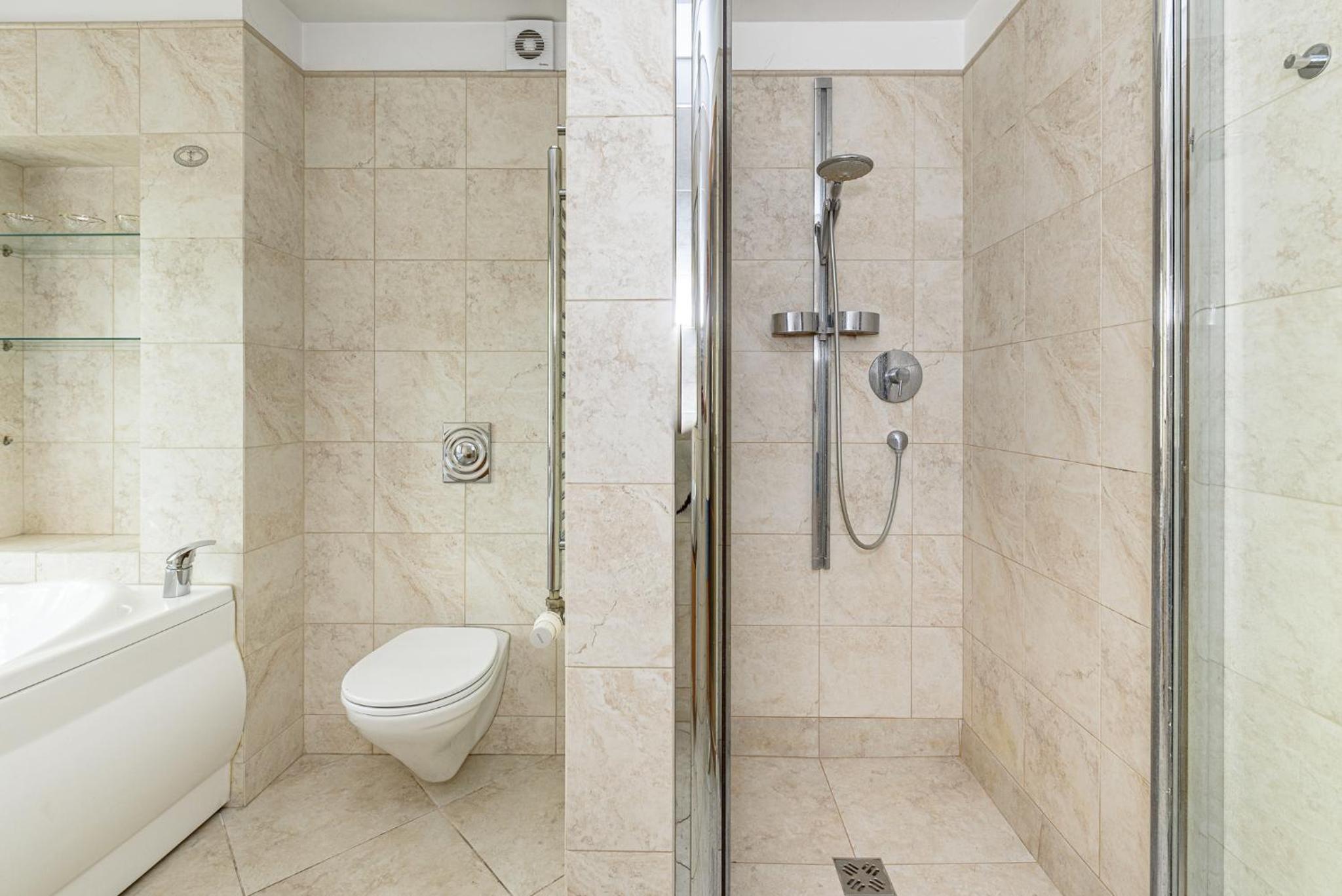 Jacuzzi apartments x Free parking x SELF CHECK-IN 24x7 by H&H