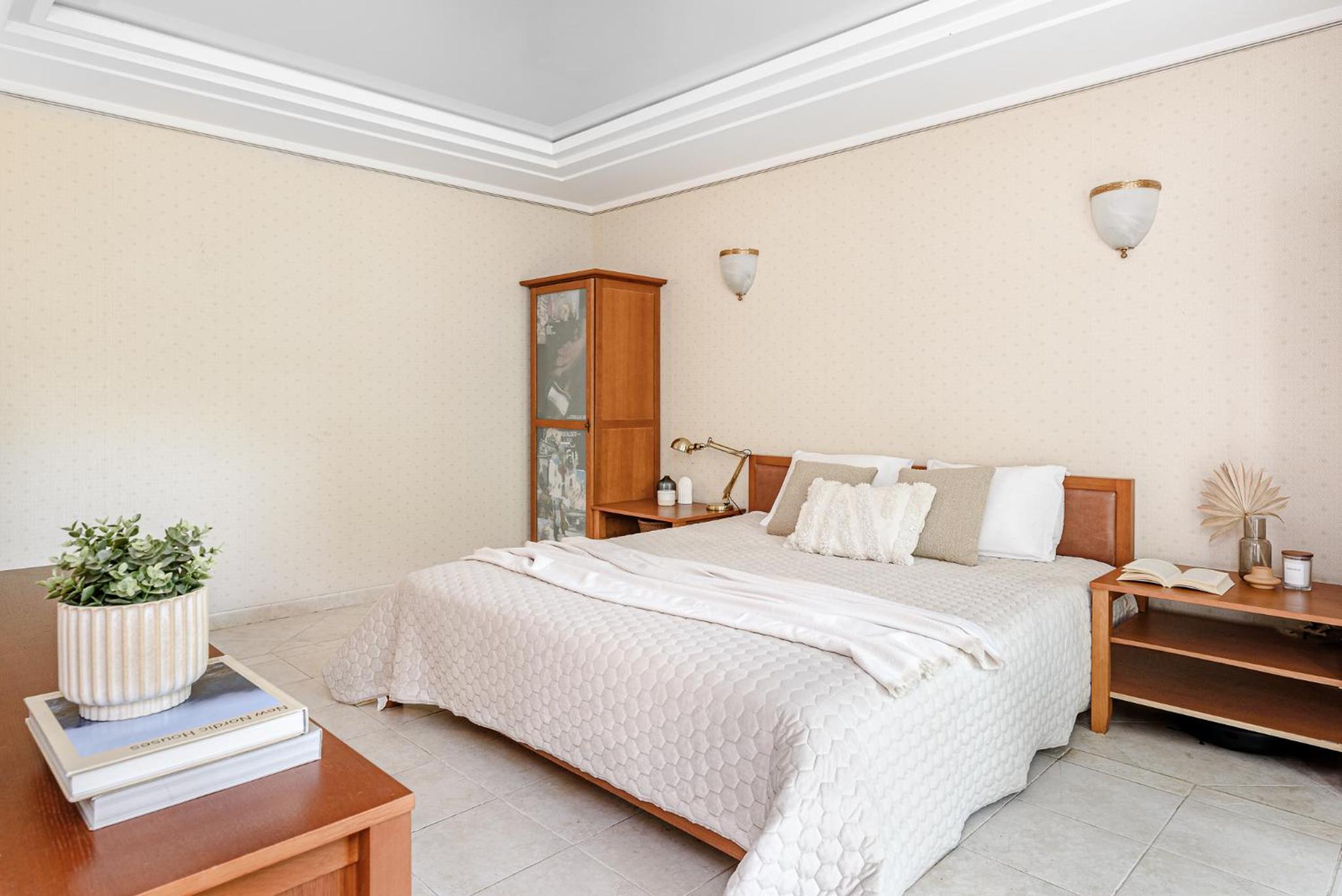 Jacuzzi apartments x Free parking x SELF CHECK-IN 24x7 by H&H