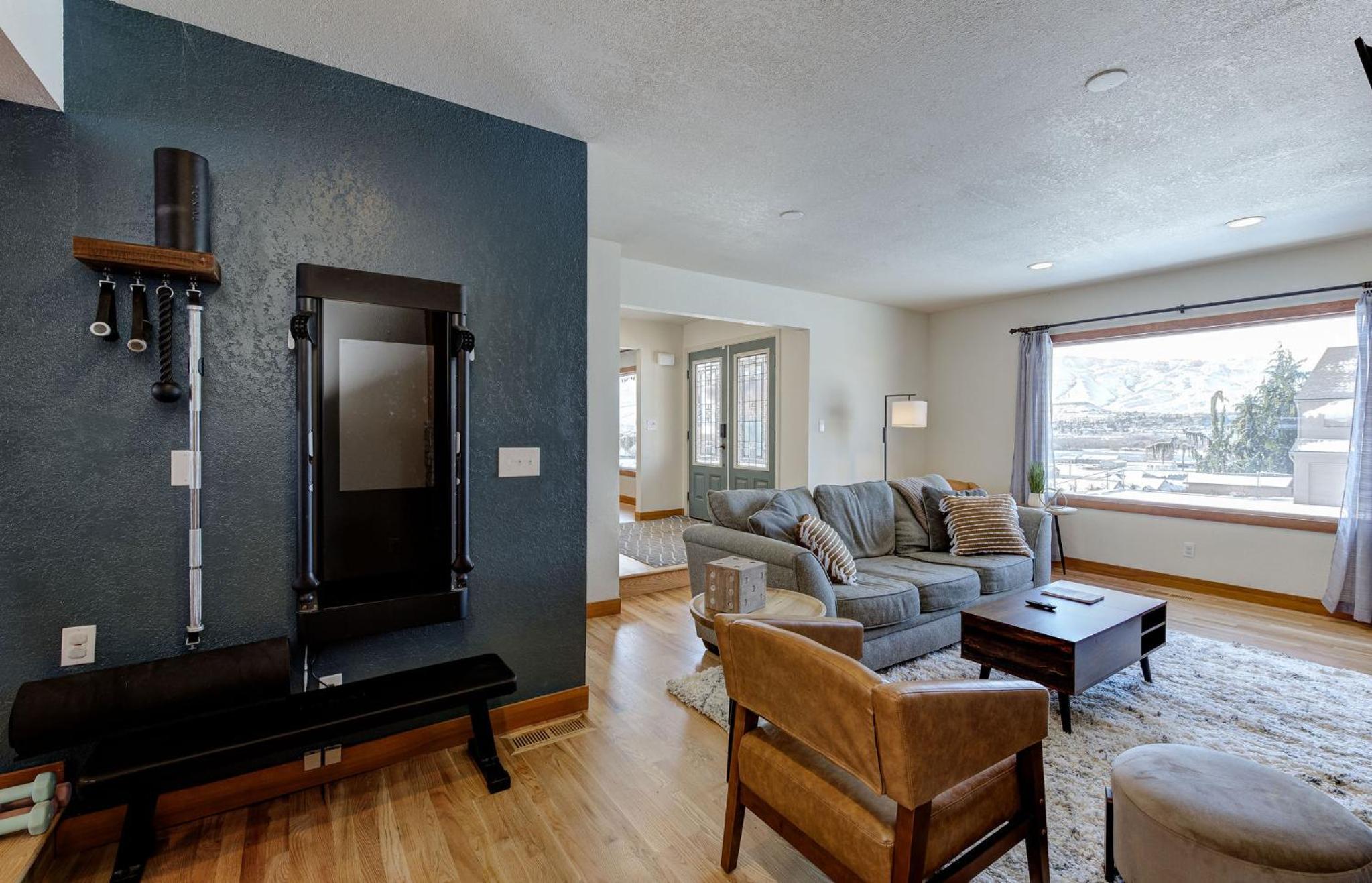 East Wenatchee Oasis 4BR, Pool, Hot Tub, Loop Trail