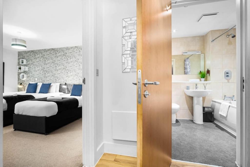 Funky Arcadian Centre Apartment By Azura Nights view 5