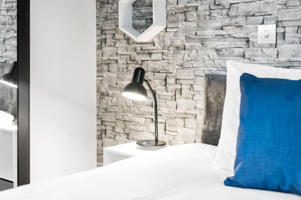 Funky Arcadian Centre Apartment By Azura Nights view 3