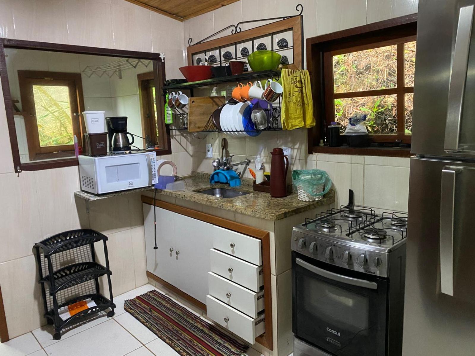 Lumiar linda vista das montanhas, com lareira, churrasqueira, wifi, Tv a cabo, casa ampla, arejada jardim pertinho do centro de Lumiar e de cachoeiras