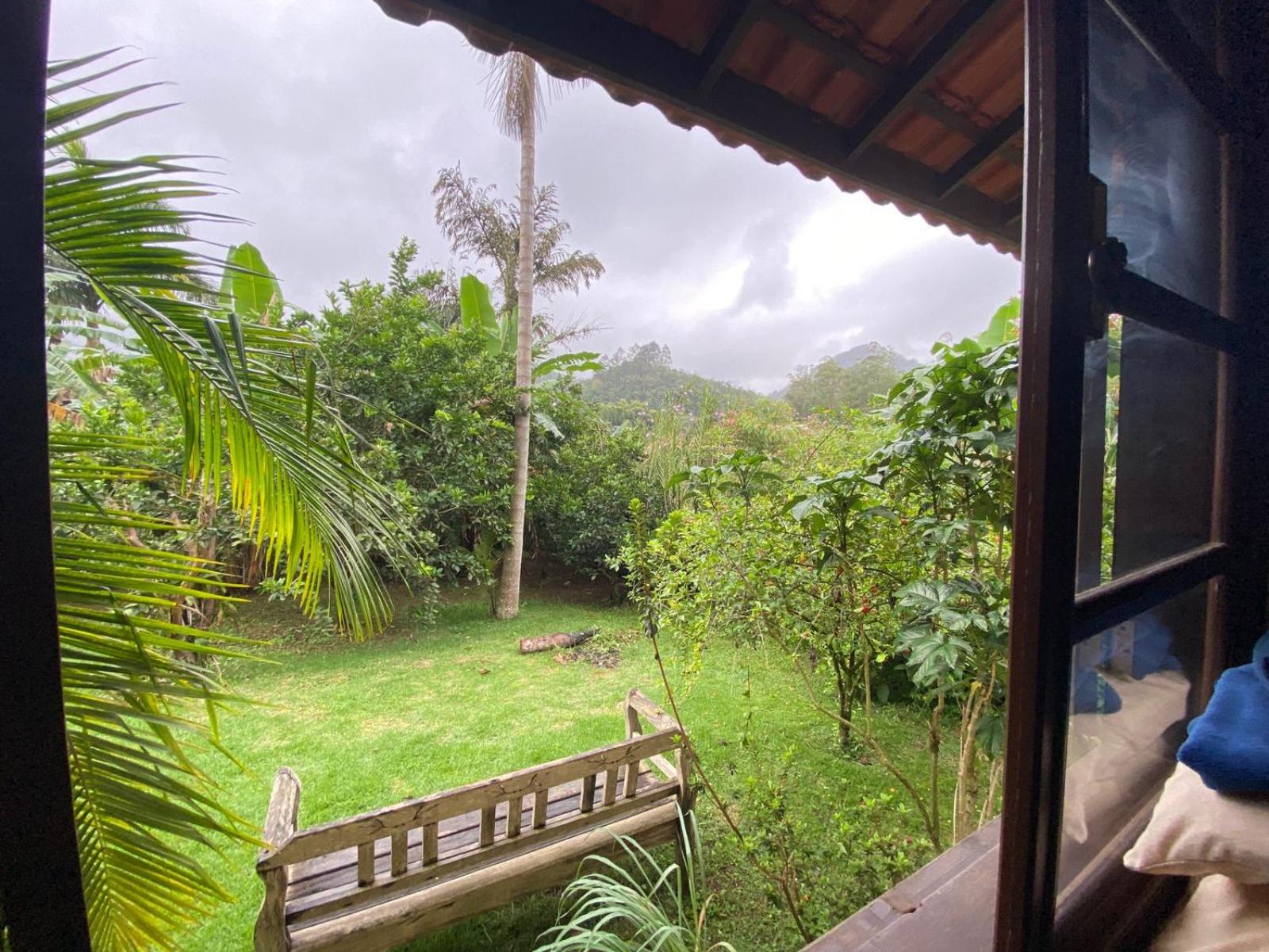 Lumiar linda vista das montanhas, com lareira, churrasqueira, wifi, Tv a cabo, casa ampla, arejada jardim pertinho do centro de Lumiar e de cachoeiras