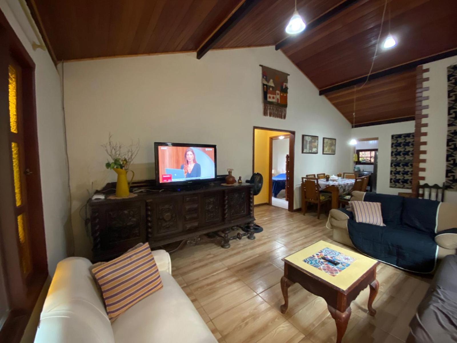 Lumiar linda vista das montanhas, com lareira, churrasqueira, wifi, Tv a cabo, casa ampla, arejada jardim pertinho do centro de Lumiar e de cachoeiras