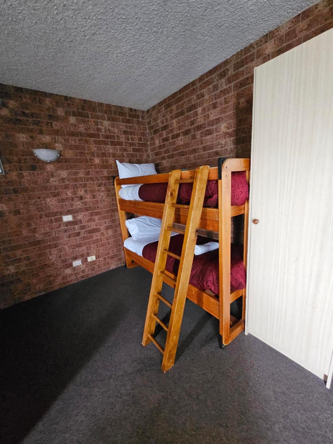 Courtyard Motor Inn