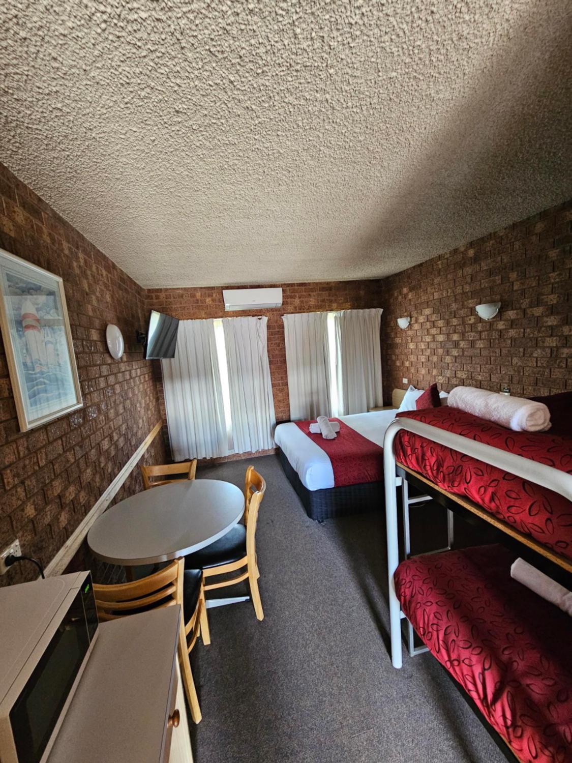 Courtyard Motor Inn