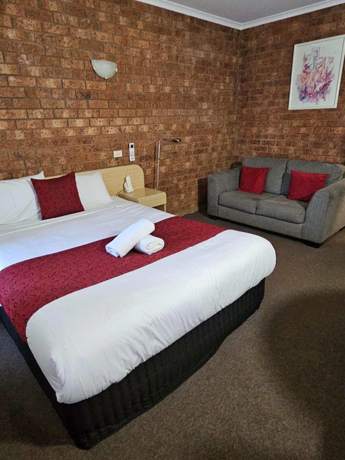 Courtyard Motor Inn