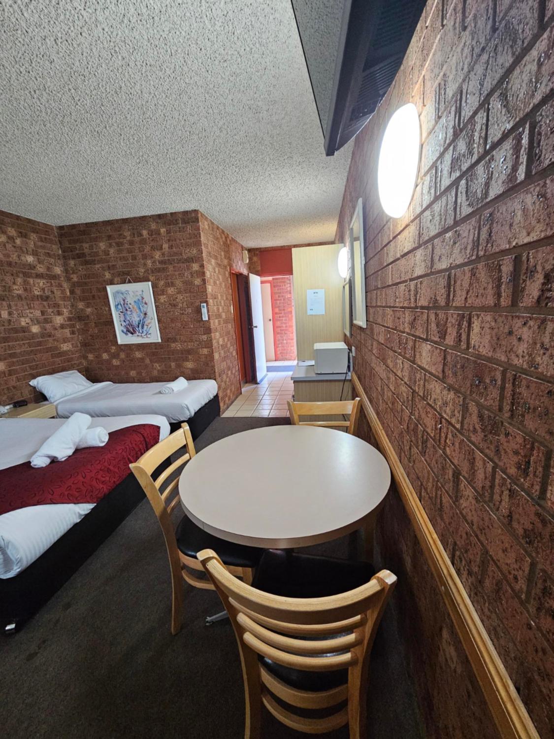 Courtyard Motor Inn