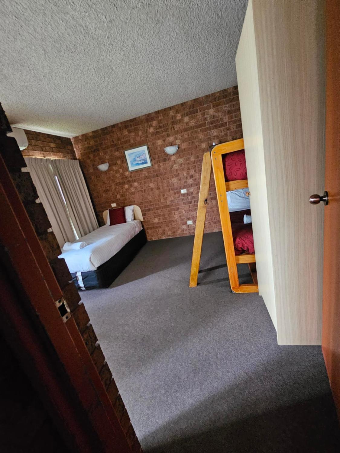 Courtyard Motor Inn