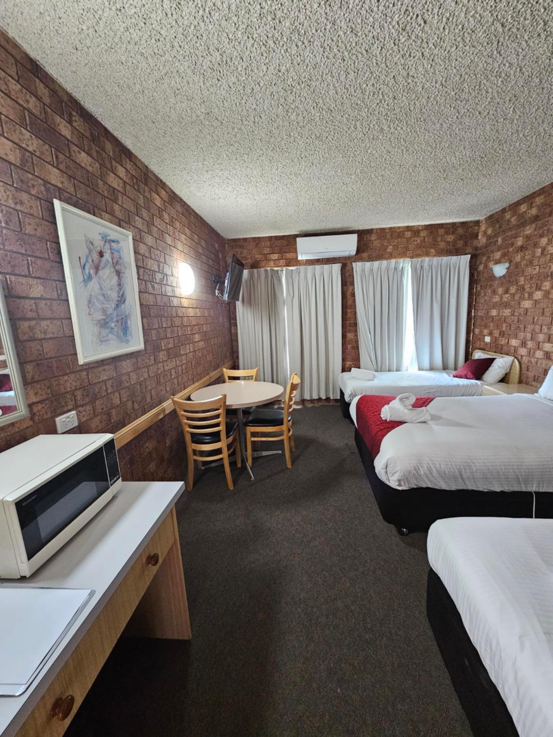 Courtyard Motor Inn