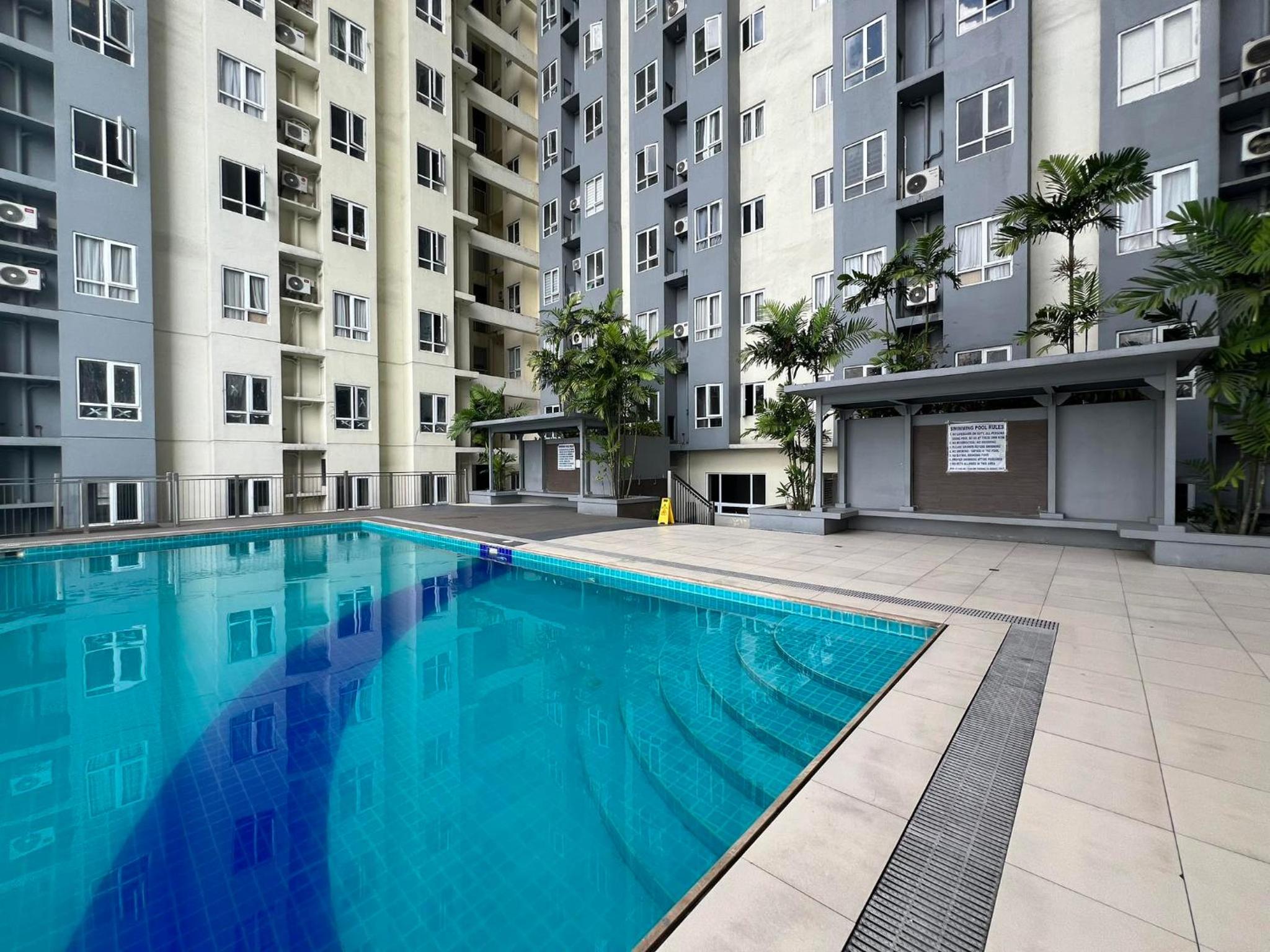 Staycation w/ Free Pool at Victoria Sports view 2