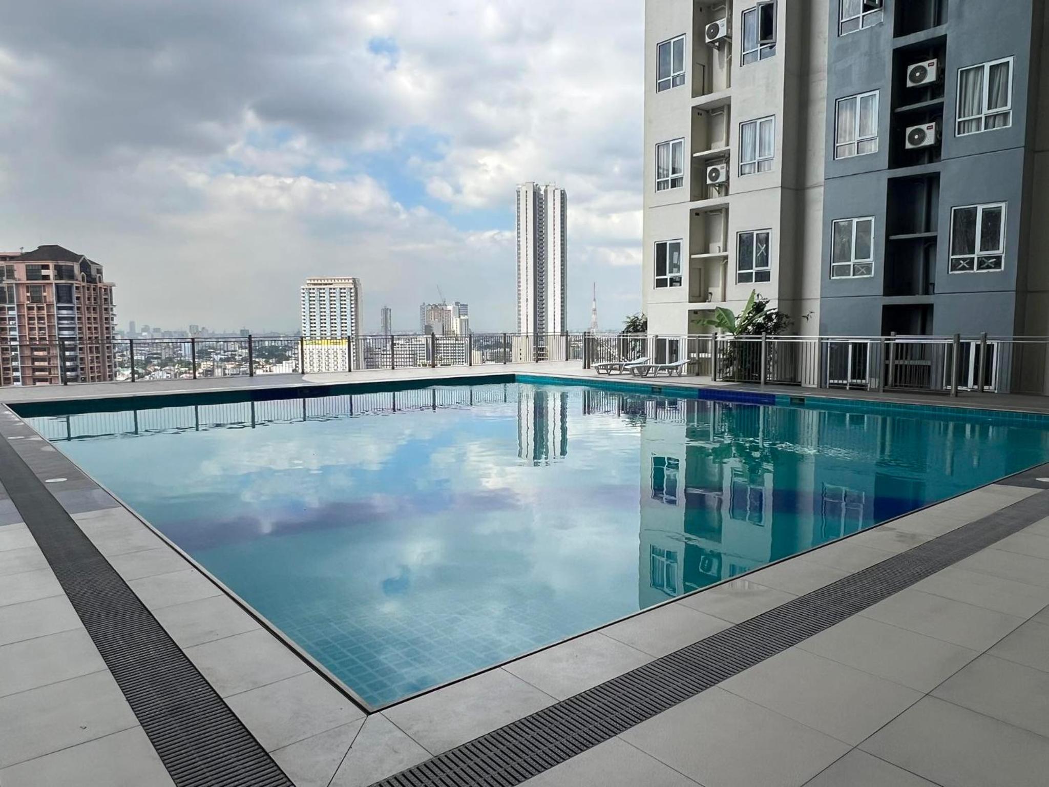Staycation w/ Free Pool at Victoria Sports view 3