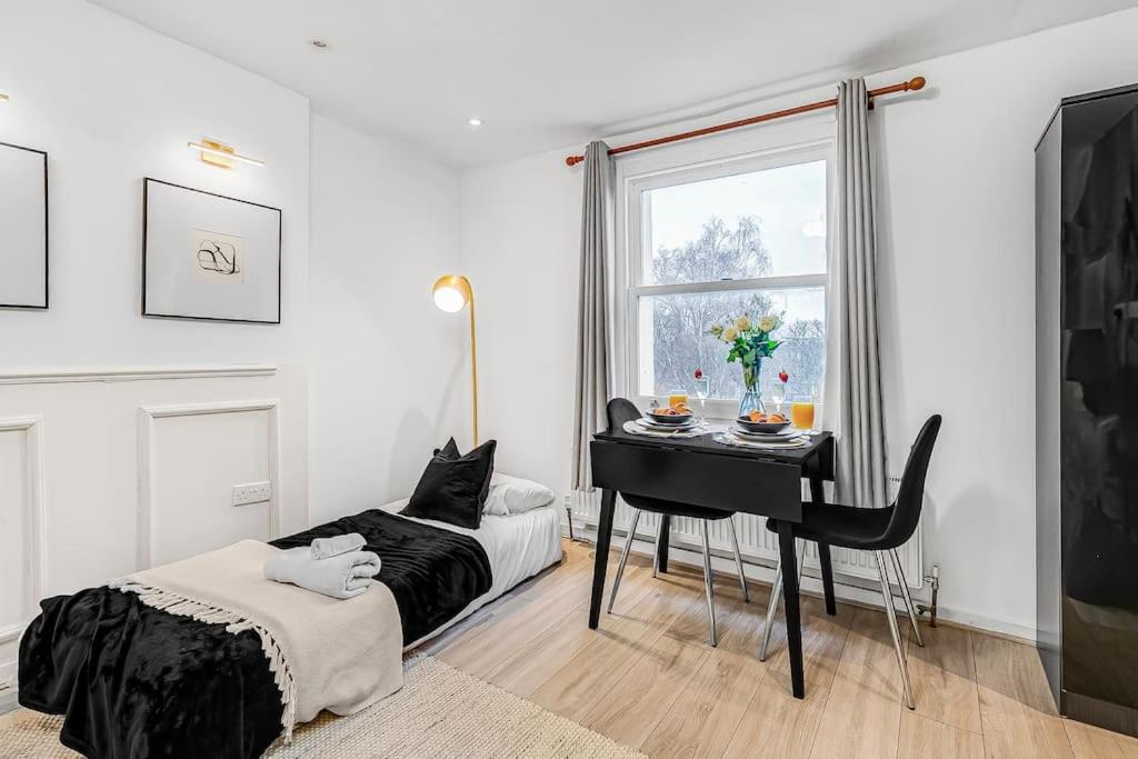 Serene Studio with Garden View - Cozy Retreat for Couples & Solo Travellers