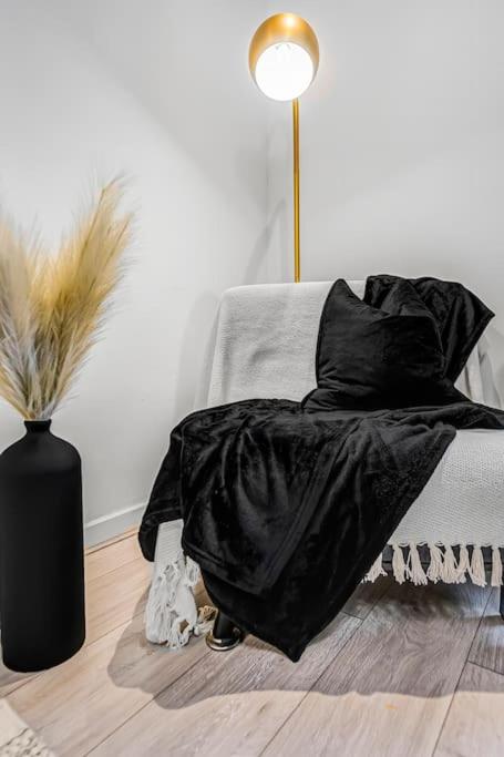 Serene Studio with Garden View - Cozy Retreat for Couples & Solo Travellers