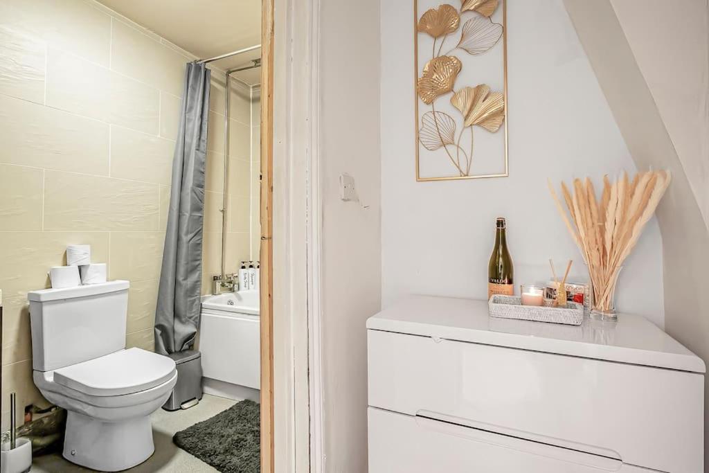 Serene Studio with Garden View - Cozy Retreat for Couples & Solo Travellers