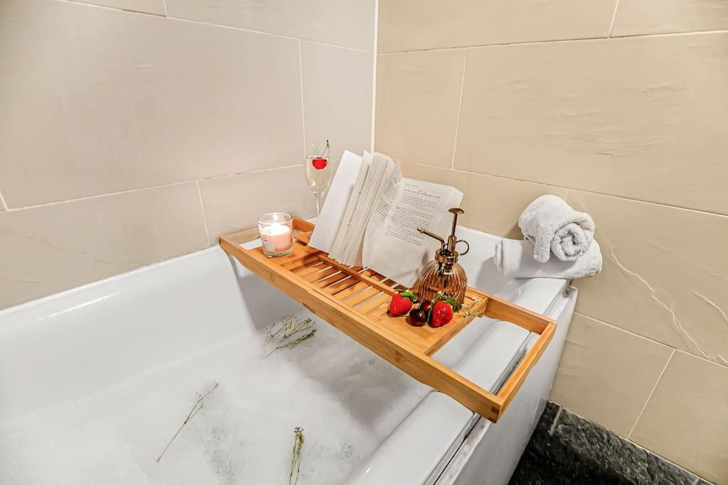 Serene Studio with Garden View - Cozy Retreat for Couples & Solo Travellers