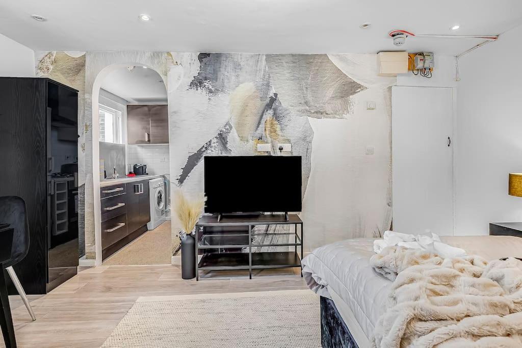 Serene Studio with Garden View - Cozy Retreat for Couples & Solo Travellers