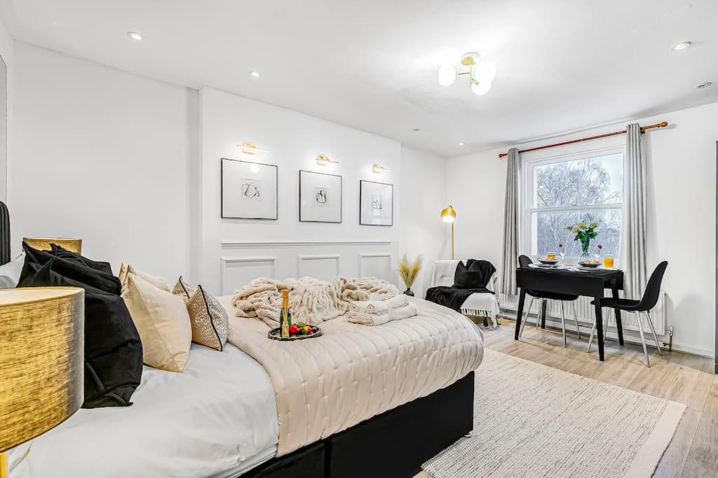 Serene Studio with Garden View - Cozy Retreat for Couples & Solo Travellers