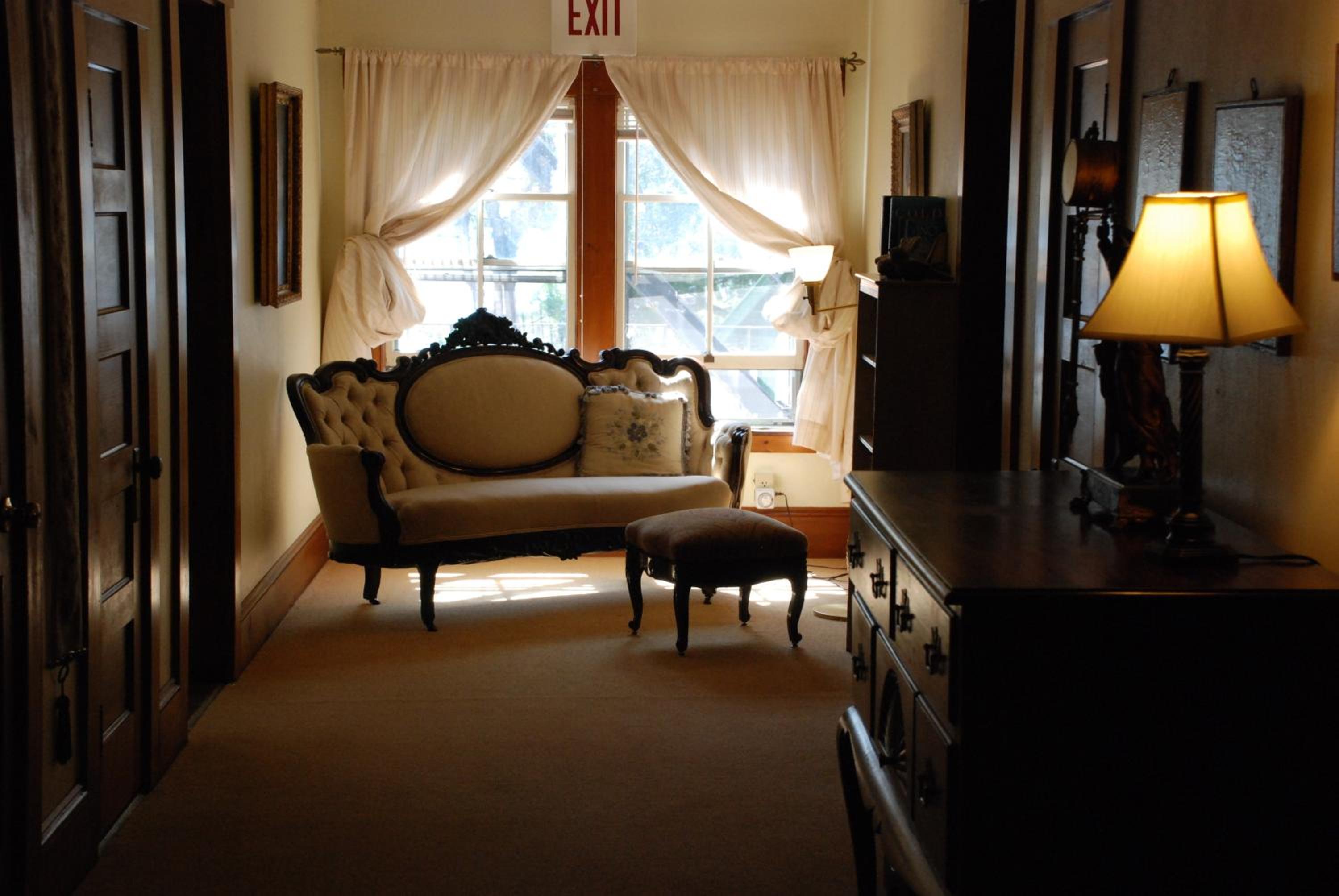 Follansbee Inn